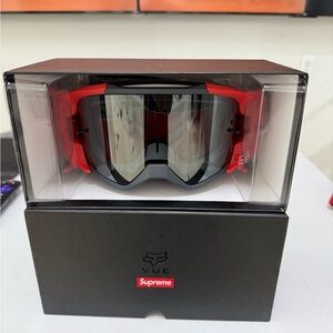 ‼️ ITEM SOLD‼️ Supreme Vue Red and Black Goggles